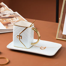 Lade das Bild in den Galerie-Viewer, Ausgefallene Porzellantasse in Taschenform mit passendem Unterteller