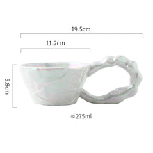 Lade das Bild in den Galerie-Viewer, Stilvolle Keramiktasse in zerknittertem Papier Design