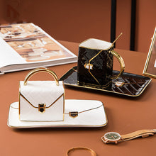 Lade das Bild in den Galerie-Viewer, Ausgefallene Porzellantasse in Taschenform mit passendem Unterteller