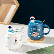 Lade das Bild in den Galerie-Viewer, Weltraumbecher im Spacedesign mit Astronaut am Deckel und Löffel