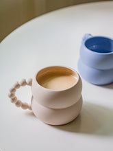 Lade das Bild in den Galerie-Viewer, Keramiktasse in nordischem Style mit Griff in Kugeldesign