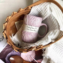 Lade das Bild in den Galerie-Viewer, Keramiktasse in Form von Wollgarn mit Schriftzug