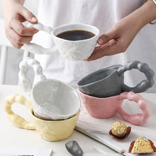 Lade das Bild in den Galerie-Viewer, Stilvolle Keramiktasse in zerknittertem Papier Design