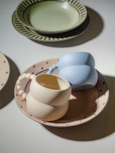 Lade das Bild in den Galerie-Viewer, Keramiktasse in nordischem Style mit Griff in Kugeldesign