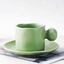 Lade das Bild in den Galerie-Viewer, Ästhetische Porzellantasse mit Kugelgriff und passender Untertasse