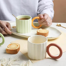 Lade das Bild in den Galerie-Viewer, Einzigartige Tasse mit gestreiftem Design und großen Henkel