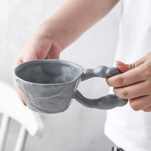 Lade das Bild in den Galerie-Viewer, Stilvolle Keramiktasse in zerknittertem Papier Design