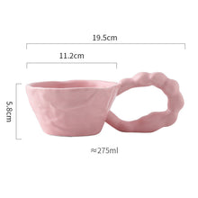 Lade das Bild in den Galerie-Viewer, Stilvolle Keramiktasse in zerknittertem Papier Design