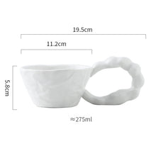 Lade das Bild in den Galerie-Viewer, Stilvolle Keramiktasse in zerknittertem Papier Design