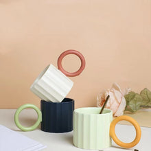 Lade das Bild in den Galerie-Viewer, Einzigartige Tasse mit gestreiftem Design und großen Henkel