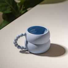 Lade das Bild in den Galerie-Viewer, Keramiktasse in nordischem Style mit Griff in Kugeldesign