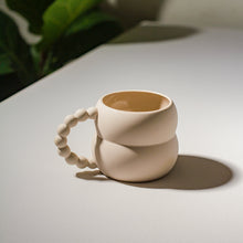 Lade das Bild in den Galerie-Viewer, Keramiktasse in nordischem Style mit Griff in Kugeldesign