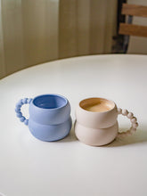 Lade das Bild in den Galerie-Viewer, Keramiktasse in nordischem Style mit Griff in Kugeldesign