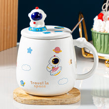 Lade das Bild in den Galerie-Viewer, Weltraumbecher im Spacedesign mit Astronaut am Deckel und Löffel