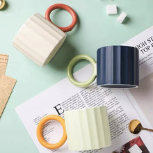 Lade das Bild in den Galerie-Viewer, Einzigartige Tasse mit gestreiftem Design und großen Henkel