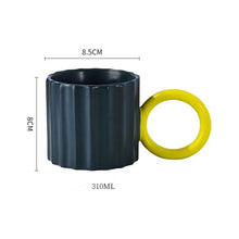 Lade das Bild in den Galerie-Viewer, Einzigartige Tasse mit gestreiftem Design und großen Henkel