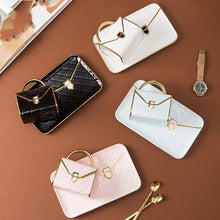 Lade das Bild in den Galerie-Viewer, Ausgefallene Porzellantasse in Taschenform mit passendem Unterteller