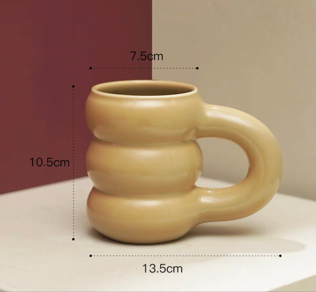 Dreistufige Keramiktasse in nördlich angehauchtem Design
