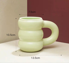 Lade das Bild in den Galerie-Viewer, Dreistufige Keramiktasse in nördlich angehauchtem Design
