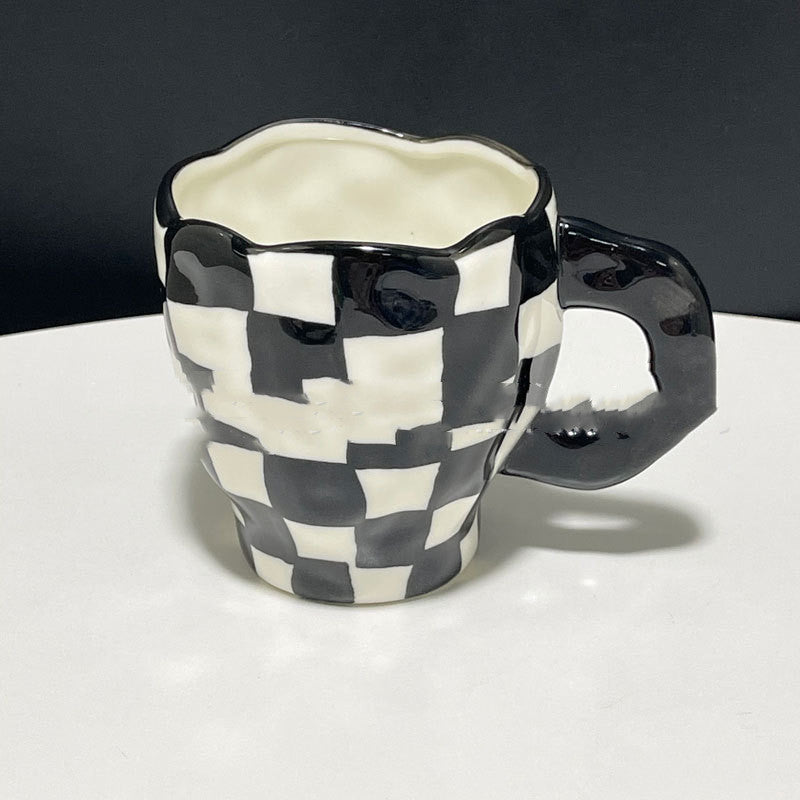Karierte Keramiktasse im handgemachten Wellendesign