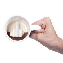 Lade das Bild in den Galerie-Viewer, Keramiktasse im lustigen 3D Mittelfinger im Innenraum

