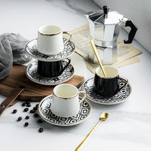Lade das Bild in den Galerie-Viewer, Kaffeetasse mit Unterteller in schwarz-weißen Muster und goldenen Akzenten inkl. goldenem Löffel
