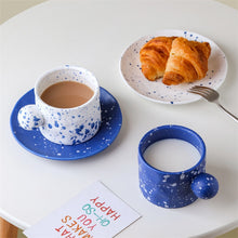 Lade das Bild in den Galerie-Viewer, Modern Minimalistische Keramiktasse mit Blau-Weißem Design und Gesprenkeltem Muster - Temperaturbeständig und Mikrowellengeeignet
