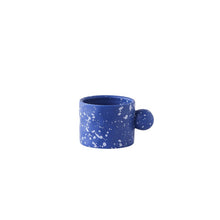 Lade das Bild in den Galerie-Viewer, Modern Minimalistische Keramiktasse mit Blau-Weißem Design und Gesprenkeltem Muster - Temperaturbeständig und Mikrowellengeeignet
