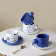 Lade das Bild in den Galerie-Viewer, Modern Minimalistische Keramiktasse mit Blau-Weißem Design und Gesprenkeltem Muster - Temperaturbeständig und Mikrowellengeeignet
