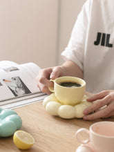 Lade das Bild in den Galerie-Viewer, Blumen Keramiktasse mit Untertasse
