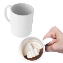 Lade das Bild in den Galerie-Viewer, Keramiktasse im lustigen 3D Mittelfinger im Innenraum
