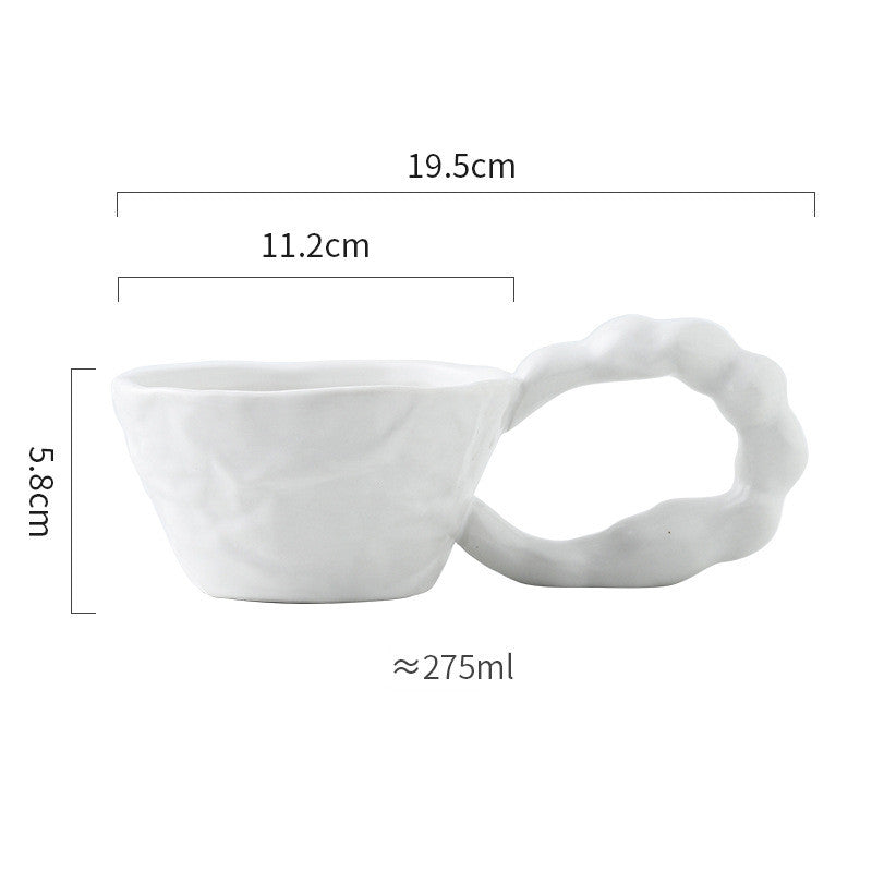 Stilvolle Keramiktasse in zerknittertem Papier Design