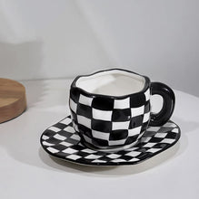 Lade das Bild in den Galerie-Viewer, Ceramic Tulip Coffee Cup And Saucer Set
