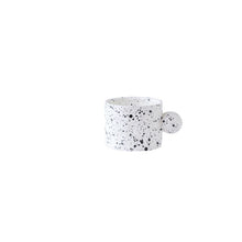 Lade das Bild in den Galerie-Viewer, Modern Minimalistische Keramiktasse mit Blau-Weißem Design und Gesprenkeltem Muster - Temperaturbeständig und Mikrowellengeeignet
