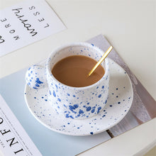 Lade das Bild in den Galerie-Viewer, Modern Minimalistische Keramiktasse mit Blau-Weißem Design und Gesprenkeltem Muster - Temperaturbeständig und Mikrowellengeeignet
