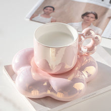 Lade das Bild in den Galerie-Viewer, Blumen Keramiktasse mit Untertasse mit glitzer-schimmer
