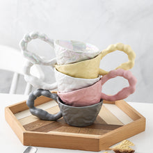 Lade das Bild in den Galerie-Viewer, Stilvolle Keramiktasse in zerknittertem Papier Design
