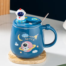 Lade das Bild in den Galerie-Viewer, Weltraumbecher im Spacedesign mit Astronaut am Deckel und Löffel
