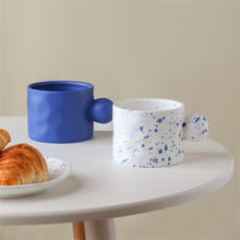 Lade das Bild in den Galerie-Viewer, Modern Minimalistische Keramiktasse mit Blau-Weißem Design und Gesprenkeltem Muster - Temperaturbeständig und Mikrowellengeeignet
