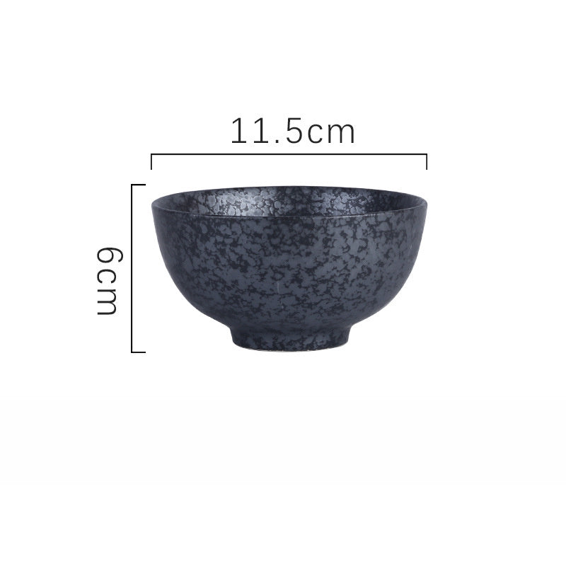 Farbig glasierte Schüsseln im asiatischen Stil